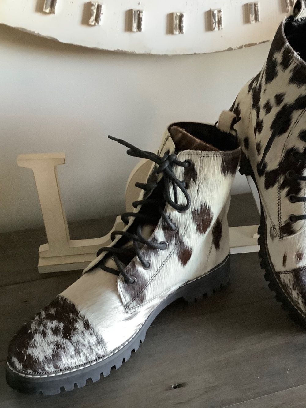 Cowhide boot - Picture 4 of 9
